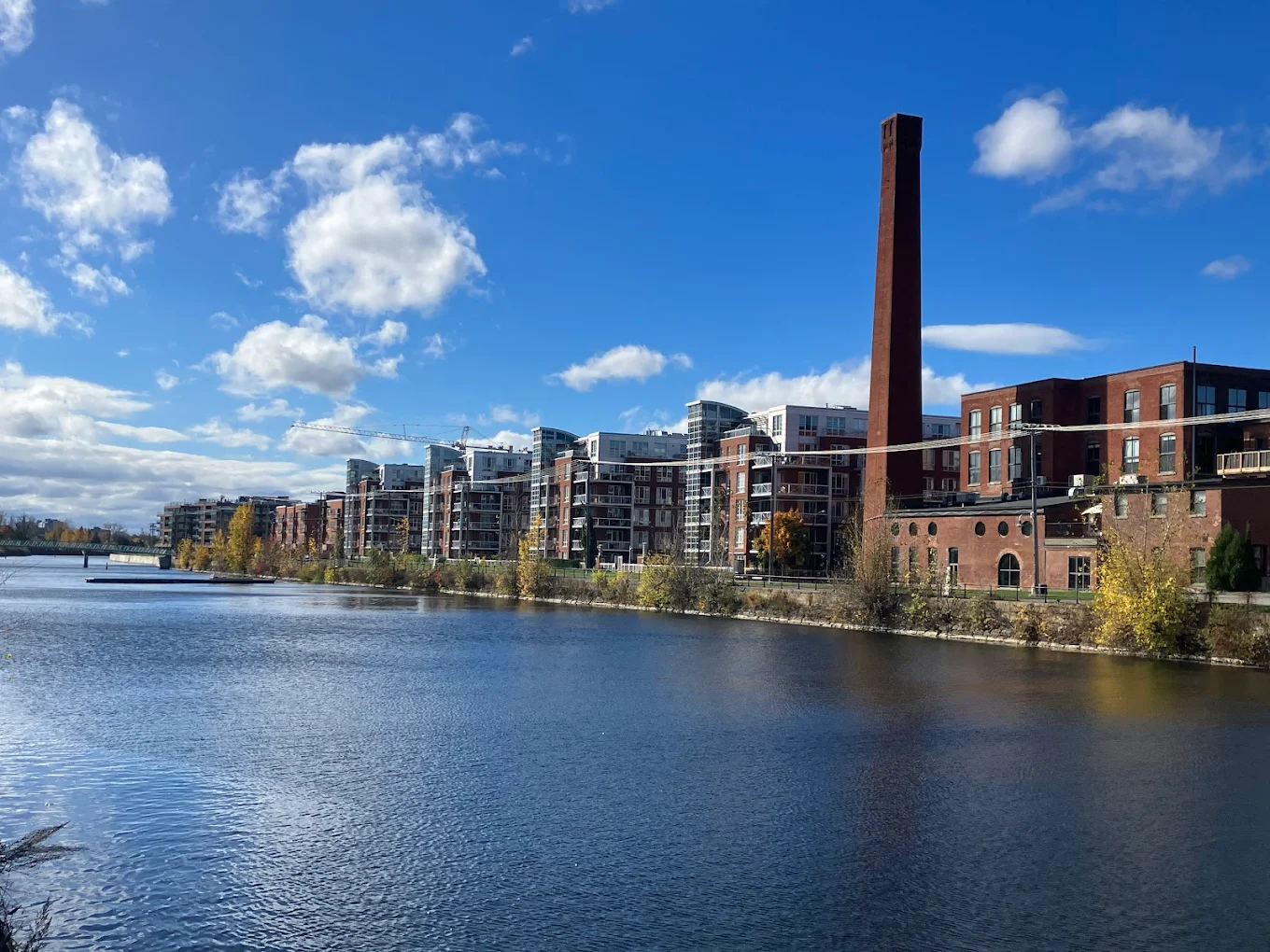 Canal de Lachine et cheminée industrielle près du Château