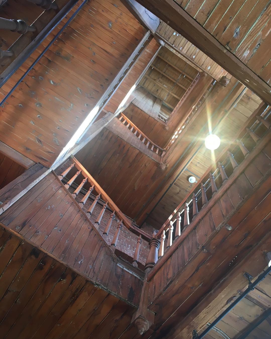 Escalier patrimonial en bois du Château Saint-Ambroise